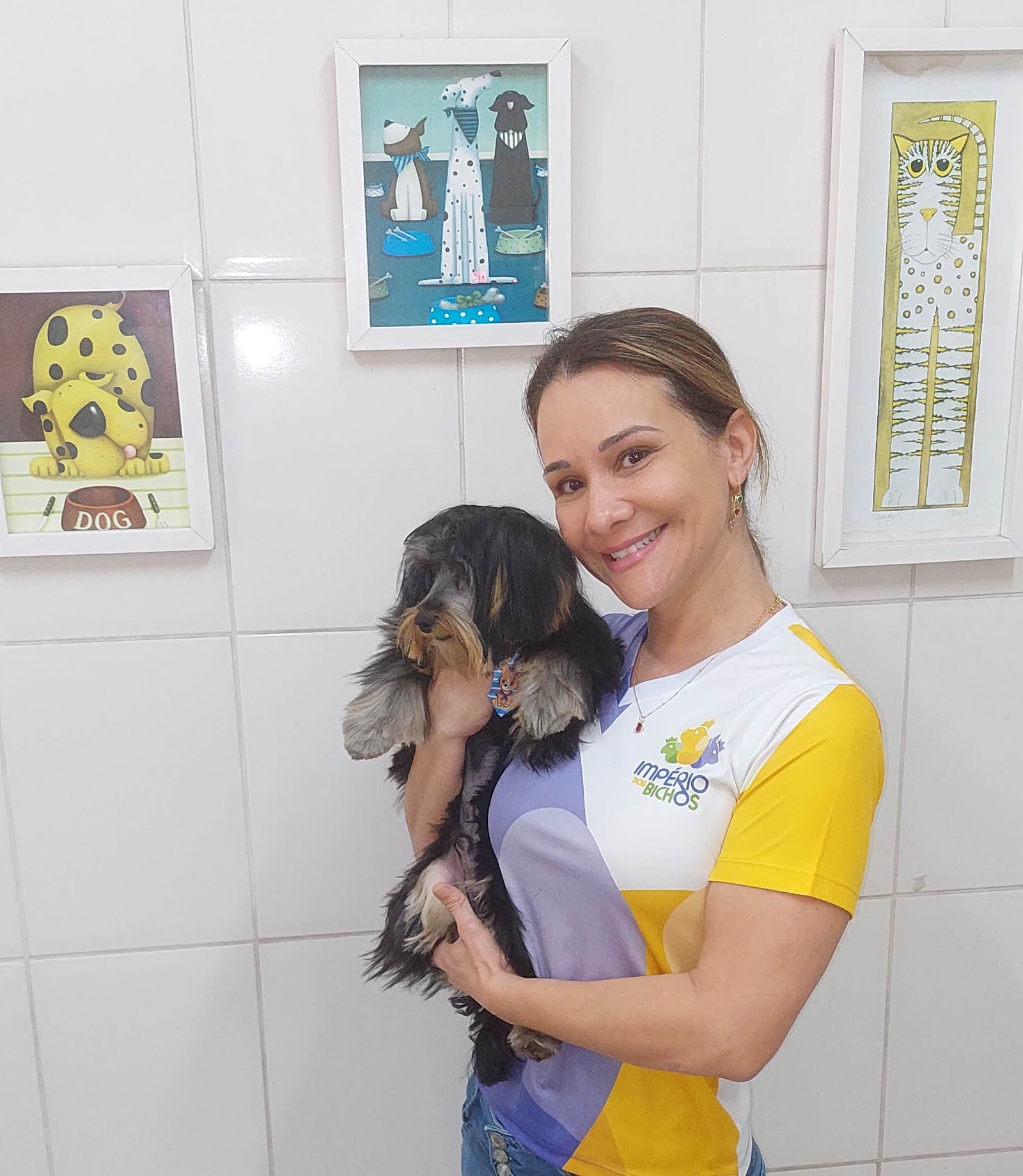 Atendente do Império dos Bichos, de uniforme, com um cão no colo